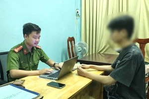 Nam sinh viên tự nhốt mình trong nhà nghỉ sau khi nghe cuộc gọi giả công an