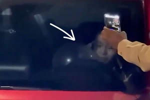 Nữ ca sĩ không có giấy phép lái xe, hít bóng cười trước mặt CSGT