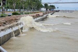 Hình ảnh sông Hàn, sóng đánh vào bờ kè dữ dội