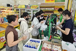 Sinh viên tại Đà Nẵng rủ nhau trữ lương thực trước bão số 12