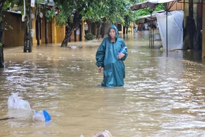Phố cổ Hội An chìm trong biển nước, ghe thuyền tất bật chở du khách vượt lũ