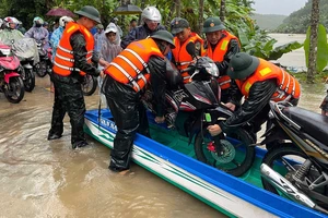 Bộ đội ngược xuôi đưa người dân qua vùng nước ngập ở Đà Nẵng