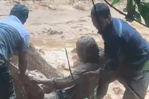 Thót tim cảnh cứu tài xế xe múc bị lũ cuốn tại Đà Nẵng