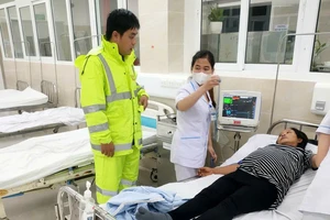 Nhiều sản phụ kêu cứu trong lũ, CSGT mở đường ứng cứu