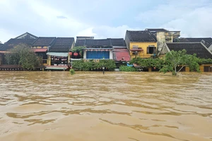 Lũ rút dần trước đợt mưa mới, Chủ tịch Đà Nẵng chỉ đạo ứng phó