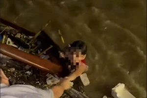 Thót tim cứu bé trai bị trôi giữa sông Hàn trong đêm