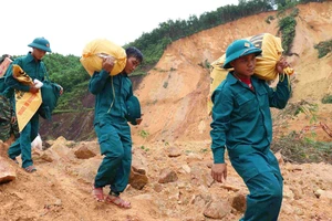 Bộ đội tỏa đi khắp nơi, xắn tay cùng người dân dọn bùn đất sau lũ