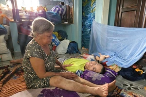 Mẹ ung thư, con bại não và đêm nước lũ kinh hoàng