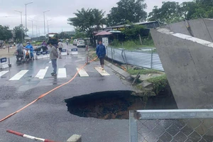 Đà Nẵng: Hố tử thần rộng 4 mét xuất hiện trên đường