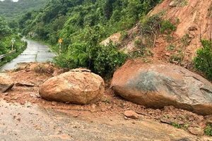Bán đảo Sơn Trà sạt lở, đá tảng lăn xuống đường, nguy cơ đổ sập ta-luy dương
