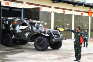 Quân khu 5 sẵn sàng xe thiết giáp, ca nô cứu dân trong bão Kalmaegi