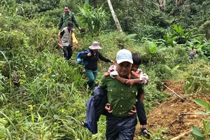 Công an xã miền núi Đà Nẵng dìu sản phụ đi sinh, cõng học sinh đến trường