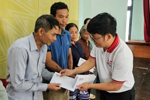 Người dân rốn lũ rơi nước mắt trước tấm lòng của bạn đọc Báo Pháp Luật TP.HCM