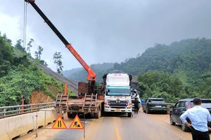 Đang lách xe cẩu thì bị xe tải húc đuôi, cao tốc La Sơn – Hòa Liên tắc nghẽn