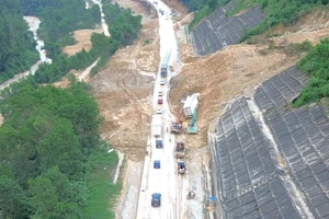 Đào bỏ 100 m đường làm cầu cạn khắc phục sạt lở trên cao tốc La Sơn – Hòa Liên