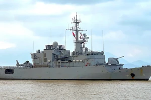 Ngắm tàu tuần dương của Hải quân Pháp vừa cập cảng Tiên Sa