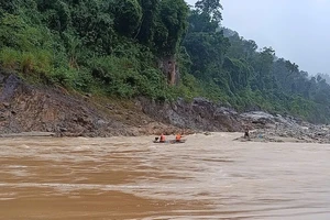 Bơi thuyền ngược dòng lũ chảy xiết cứu 2 người mắc kẹt cả đêm trên sông 