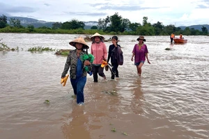 Cứu hộ 10 người dân bị cô lập trong rẫy do mưa lũ