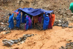 Băng qua điểm sạt lở tại mỏ đá để đưa 3 bệnh nhân đi cấp cứu