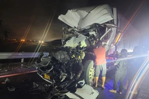 Tài xế mắc kẹt trong cabin sau tai nạn trên cao tốc Hòa Liên - Túy Loan