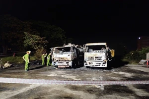 Đang hút xăng chở đi bán thì bén lửa, 2 xe bồn bốc cháy 