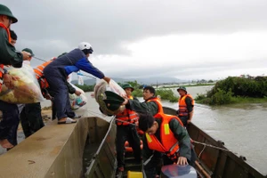 Bộ đội mở đường cứu trợ hơn 600 người bị cô lập nhiều ngày ở Đắk Lắk