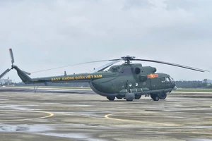 Trực thăng của quân đội chở lương thực đến cho bà con vùng lũ Đắk Lắk