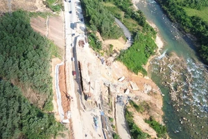 Đường sạt lở do mưa lớn, Đà Nẵng lệnh xây dựng công trình khẩn cấp