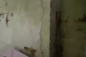 Nhiều nhà nứt toác, dân sống gần 'hố tử thần' ở Đà Nẵng lo lắng