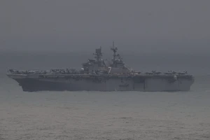 Chiến hạm 'khủng' của Hải quân Hoa Kỳ chào Đà Nẵng trong đêm