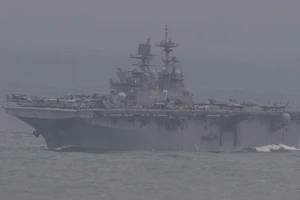 Ngắm siêu tàu đổ bộ America USS Tripoli của Hải quân Hoa Kỳ trên vịnh Đà Nẵng