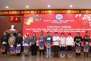 Đà Nẵng: Các nhà hảo tâm phường Hải Châu tặng quà người nghèo đón Tết