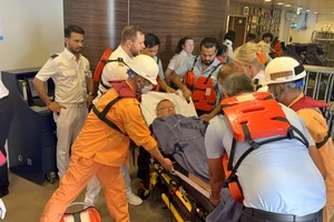 Tàu SAR 274 vượt biển cứu du khách Đức bị tai nạn trên tàu khách