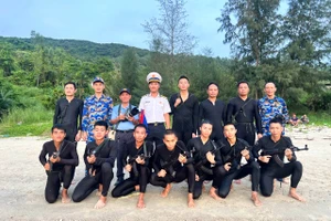 Tết xa nhà của người lính biển: Bình minh lên rồi, tàu anh lại ra khơi