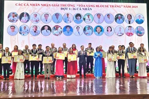 Chủ tịch Đà Nẵng: Ở bất kỳ hoàn cảnh nào, người thầy thuốc vẫn luôn tỏa sáng