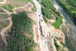 Loay hoay xử lý điểm sạt lở nghiêm trọng trên cao tốc La Sơn - Hòa Liên