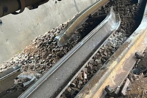 Đường sắt thông tuyến sau sự cố đá lăn gãy đường ray trên đèo Hải Vân