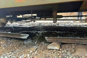 Tàu hàng bị trật bánh trên đèo Hải Vân do đá rơi làm gãy đường ray 