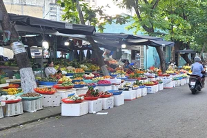 Cận cảnh vỉa hè trung tâm Đà Nẵng trước ngày cấm kinh doanh buôn bán