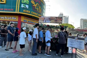 Xe bánh mỳ gây 'sốt' ở Đà Nẵng bị lập biên bản vì lấn chiếm vỉa hè