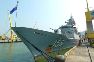 Hình ảnh tàu khu trục tên lửa của hải quân Úc vừa đến Đà Nẵng