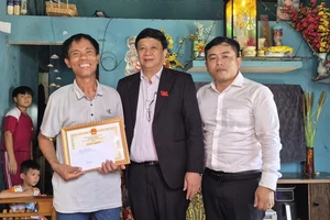 Người đàn ông dũng cảm cứu 2 cháu bé bị sóng cuốn trôi tại biển Nam Ô