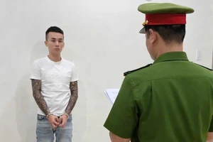 Dụ cô gái về nhà nhờ giúp việc rồi giở trò đồi bại, cưỡng đoạt tài sản