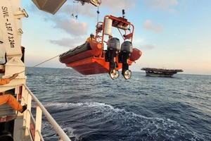 Tàu cứu nạn khẩn trương ứng cứu ngư dân đột quỵ giữa biển