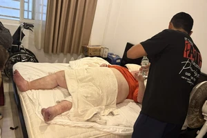 Giải cứu du khách nước ngoài nặng gần 300 kg mắc kẹt trong nhà vệ sinh