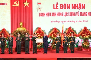 Tổng Bí thư, Chủ tịch nước trao danh hiệu Anh hùng lực lượng vũ trang nhân dân cho Quân khu 5