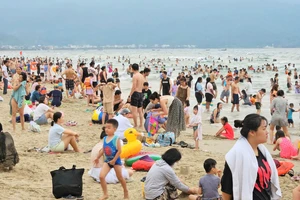 Biển Đà Nẵng ken đặc du khách. Ảnh: TV