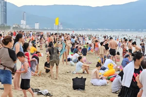 Biển Đà Nẵng ken đặc du khách, khởi động cho mùa lễ hội