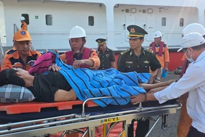 26 giờ cứu ngư dân tai biến, liệt nửa người trên biển