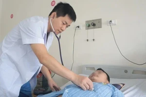 Lốp xe ô tô phát nổ khiến thanh niên 18 tuổi vỡ động mạch chủ